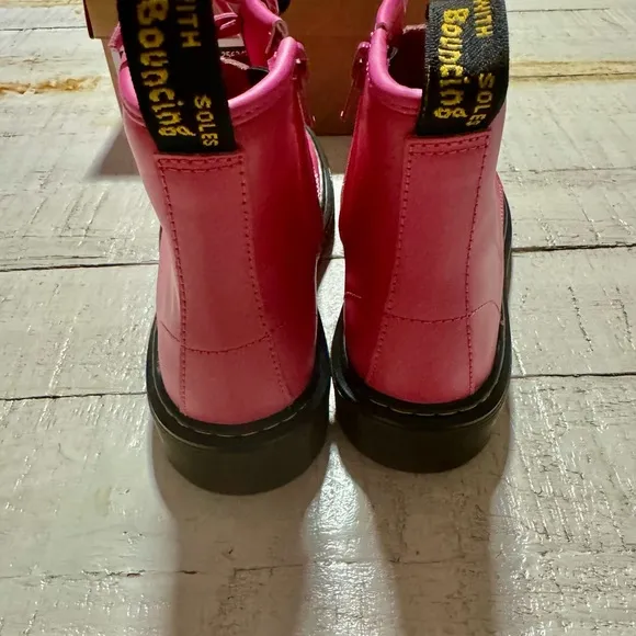 Dr. Martens 1460 J Boots NEW size 3 EU 34 Thrift Pink Leather 8‎ Eye Lace Up
