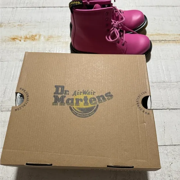 Dr. Martens 1460 J Boots NEW size 3 EU 34 Thrift Pink Leather 8‎ Eye Lace Up