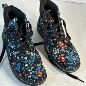 DR MARTENS Ladies SIZE 7 CHUKKA BOOTS