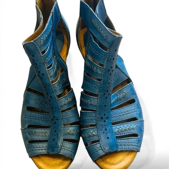 Earth Vela Wide Leather Gladiator Sandals Blue Size 7.5 Zip Back 2” Heel