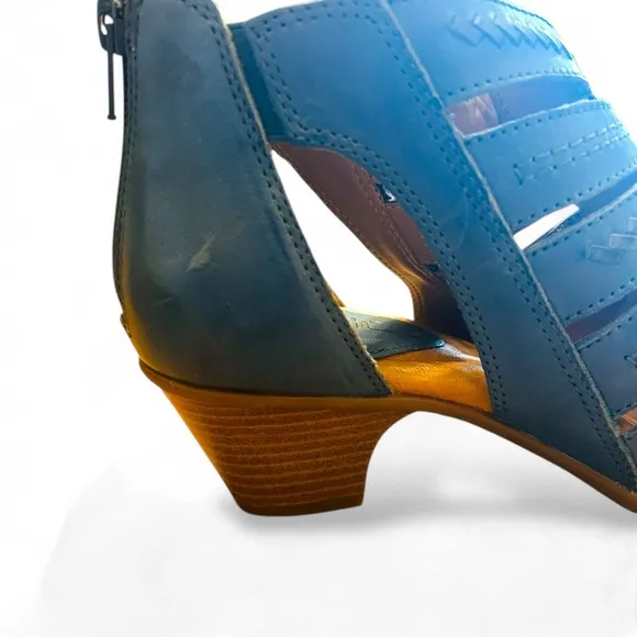 Earth Vela Wide Leather Gladiator Sandals Blue Size 7.5 Zip Back 2” Heel