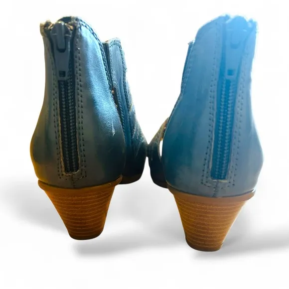 Earth Vela Wide Leather Gladiator Sandals Blue Size 7.5 Zip Back 2” Heel