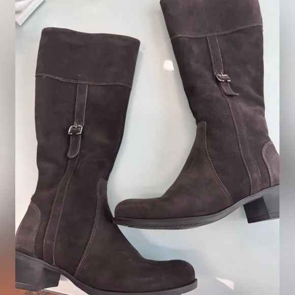EUC Luxury Brand La Canadienne woman’s passion boot brown suede Boots SZ 7.5