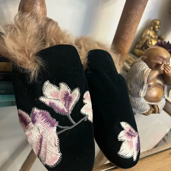 GIA COUTURE BLACK VELVET FLORAL FUR SLIP ON FLATS SHOES. Made in Italy. Size 37.