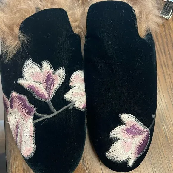 GIA COUTURE BLACK VELVET FLORAL FUR SLIP ON FLATS SHOES. Made in Italy. Size 37.