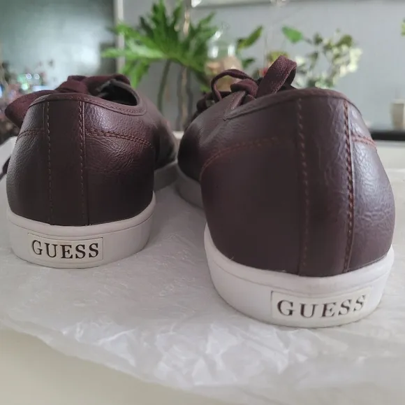 GUESS Mens Size 8 Sneaker Shoes!