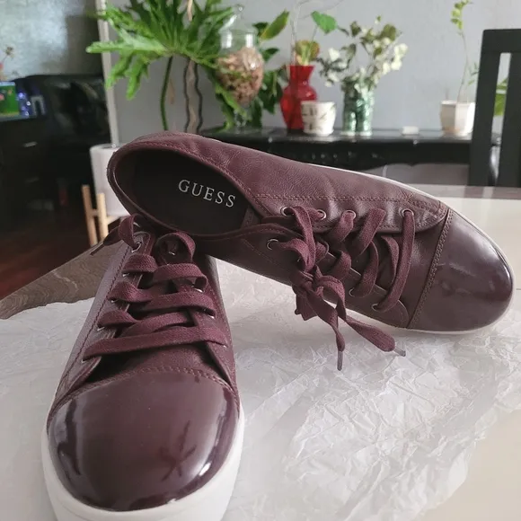 GUESS Mens Size 8 Sneaker Shoes!