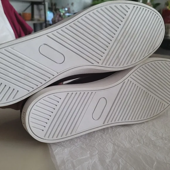 GUESS Mens Size 8 Sneaker Shoes!