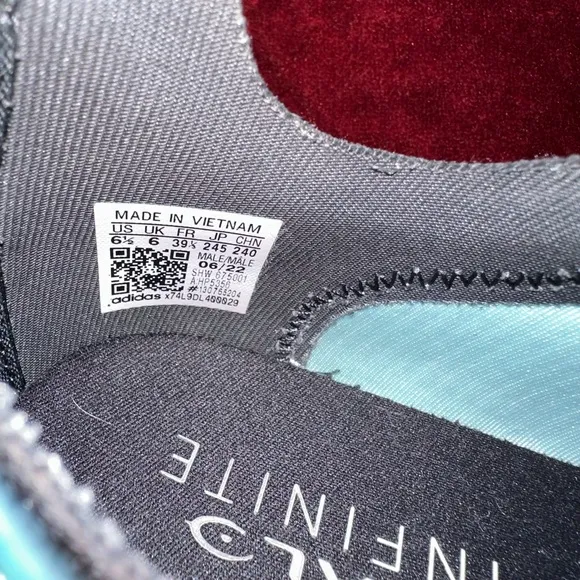 Halo x Adidas NMD V3 men’s sneakers, excellent condition. 6.5.