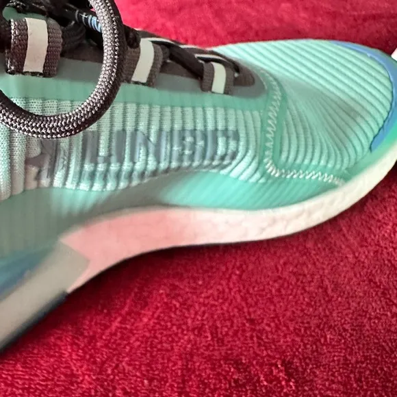 Halo x Adidas NMD V3 men’s sneakers, excellent condition. 6.5.