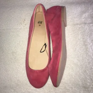 H&amp;M women’s fuchsia slip on Ballerina faux suede Flats Size 38