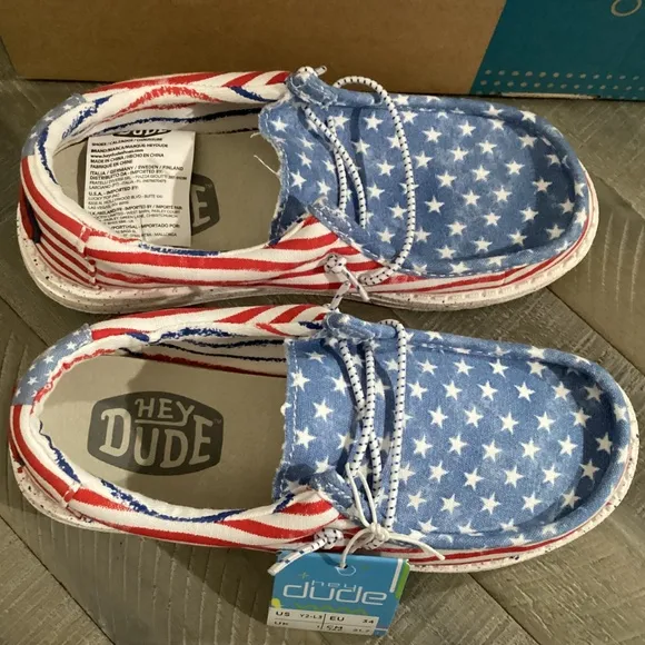 HEY DUDE Kids Wally Stars and Stripes Casual Moccasin Sneakers, size Y2, L3/EU34