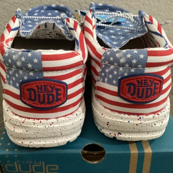 HEY DUDE Kids Wally Stars and Stripes Casual Moccasin Sneakers, size Y2, L3/EU34