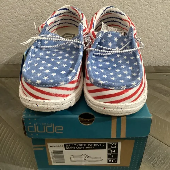 HEY DUDE Kids Wally Stars and Stripes Casual Moccasin Sneakers, size Y2, L3/EU34