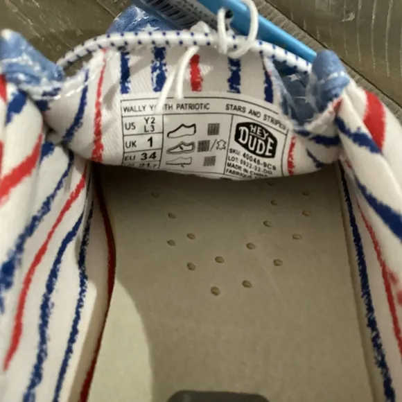 HEY DUDE Kids Wally Stars and Stripes Casual Moccasin Sneakers, size Y2, L3/EU34
