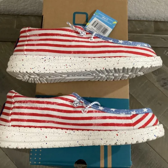 HEY DUDE Kids Wally Stars and Stripes Casual Moccasin Sneakers, size Y2, L3/EU34