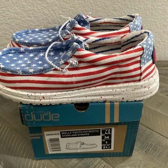HEY DUDE Kids Wally Stars and Stripes Casual Moccasin Sneakers, size Y2, L3/EU34