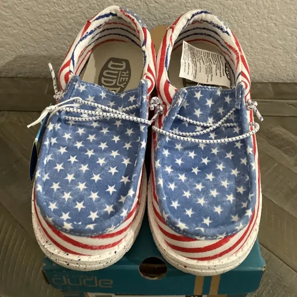 HEY DUDE Kids Wally Stars and Stripes Casual Moccasin Sneakers, size Y2, L3/EU34