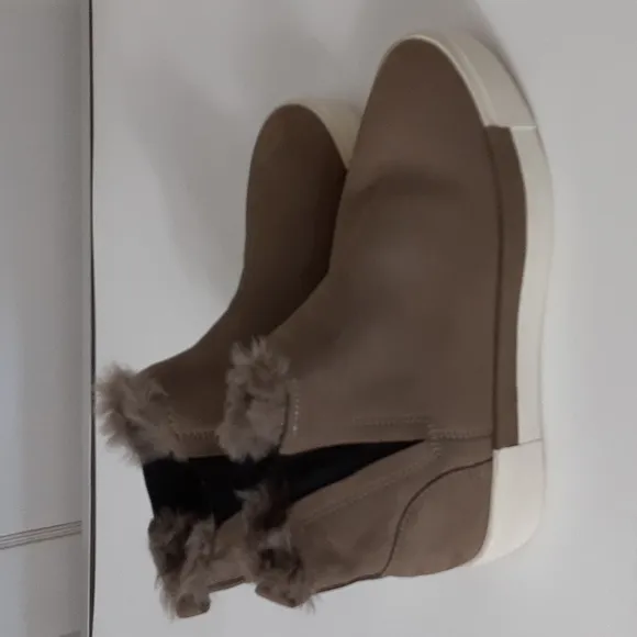 J Slides tan leather pull on faux fur boot sneakers