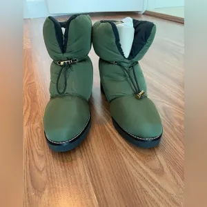 JCrew Elsa Puffer Boot With Primaloft