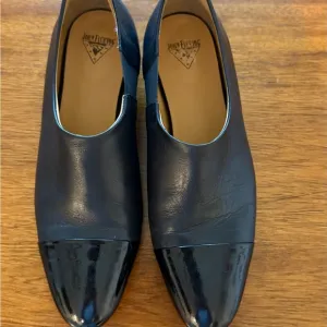 John Fluevog Gladice Black Leather Kitten Heel Shoe Boot Slip on Chelsea Sz 8