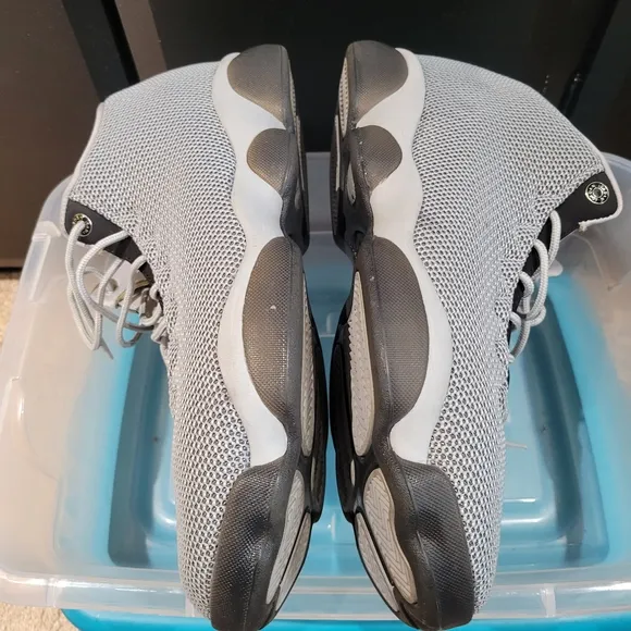 Jordan Horizon Low Wolf Gray and Black Mid-Top Sneakers with Mesh Design