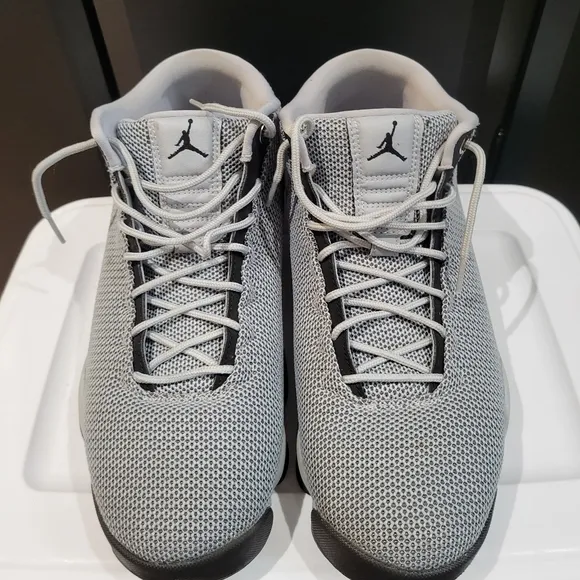 Jordan Horizon Low Wolf Gray and Black Mid-Top Sneakers with Mesh Design