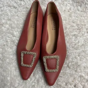 Journee Collection faux leather rustic pink flats gold tone brooch accent SZ10