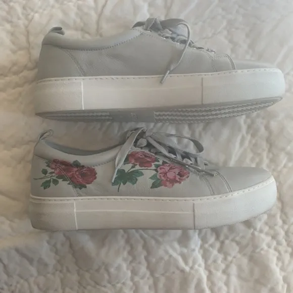𝅺J/Slides Adele gray floral size 8.5 sneakers