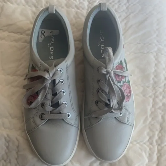 𝅺J/Slides Adele gray floral size 8.5 sneakers