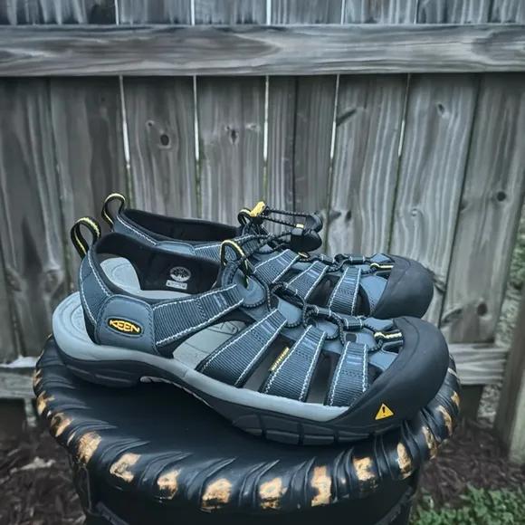 Keen Men's Newport H2 Sandal, size 11.5