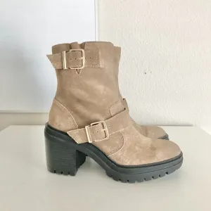 Kenneth Cole New York Women Rhode Heel Buckle Suede Brown Boots NWT size 6.5