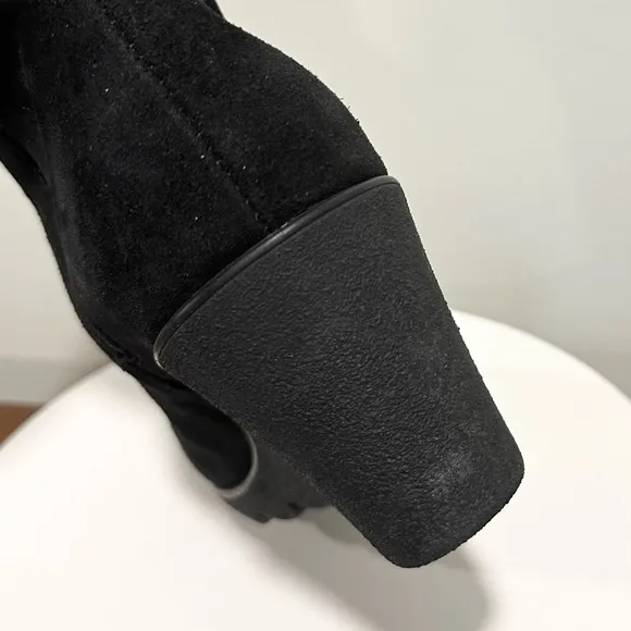 🌹LA CANADIENNE🌹 Begonia Black Suede Bootie Size: 11