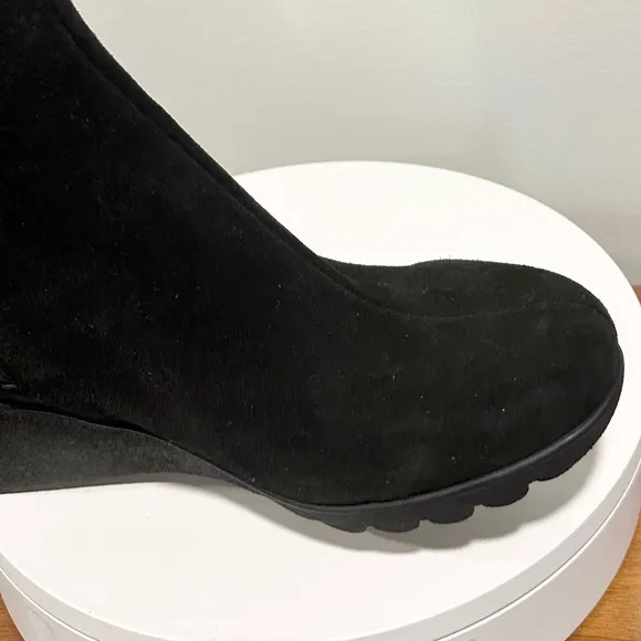 🌹LA CANADIENNE🌹 Begonia Black Suede Bootie Size: 11