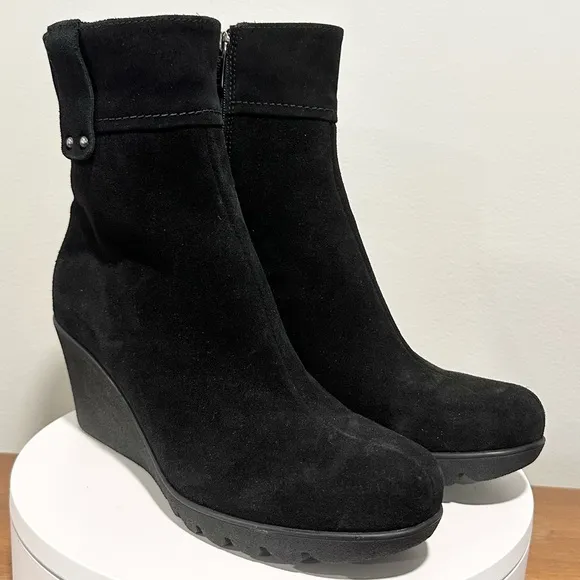 🌹LA CANADIENNE🌹 Begonia Black Suede Bootie Size: 11