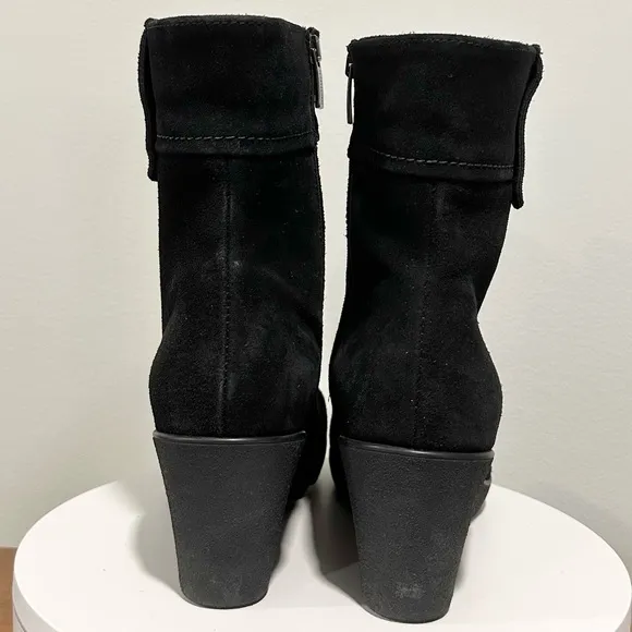 🌹LA CANADIENNE🌹 Begonia Black Suede Bootie Size: 11
