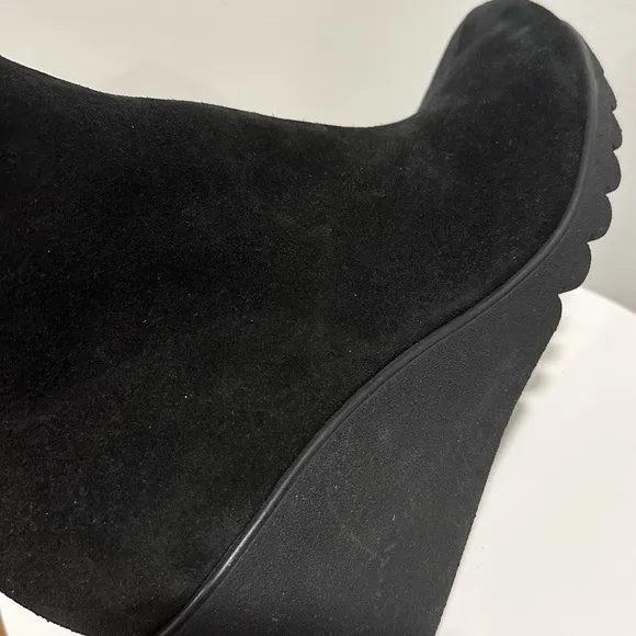 🌹LA CANADIENNE🌹 Begonia Black Suede Bootie Size: 11