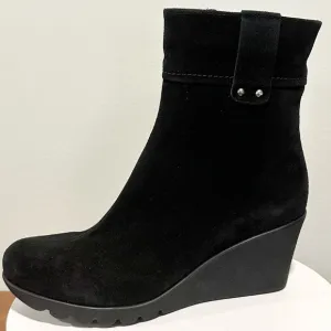 🌹LA CANADIENNE🌹 Begonia Black Suede Bootie Size: 11