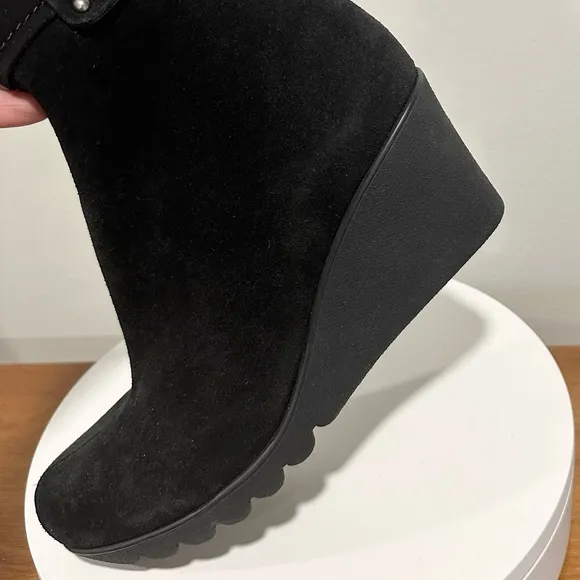 🌹LA CANADIENNE🌹 Begonia Black Suede Bootie Size: 11