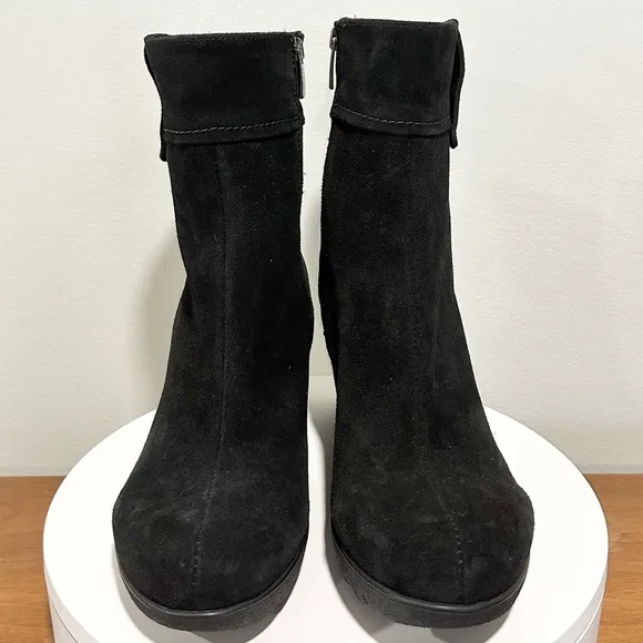 🌹LA CANADIENNE🌹 Begonia Black Suede Bootie Size: 11