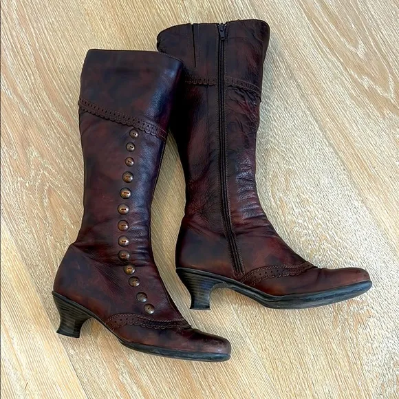 La Canadienne Brown Victorian style Leather Boots 9 1/2 w/custom copper buttons
