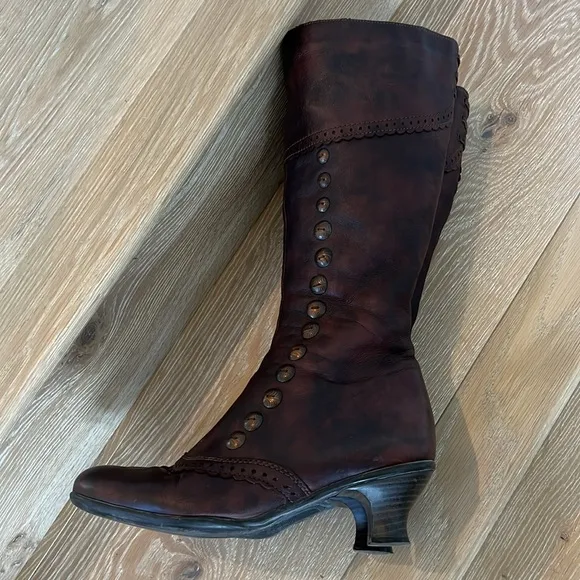 La Canadienne Brown Victorian style Leather Boots 9 1/2 w/custom copper buttons