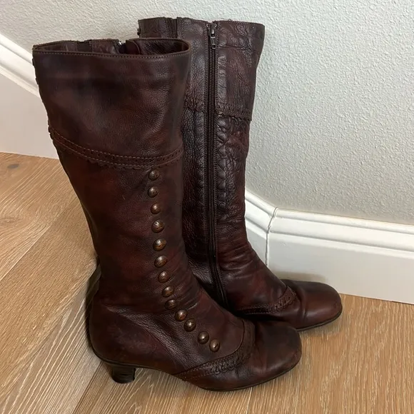La Canadienne Brown Victorian style Leather Boots 9 1/2 w/custom copper buttons