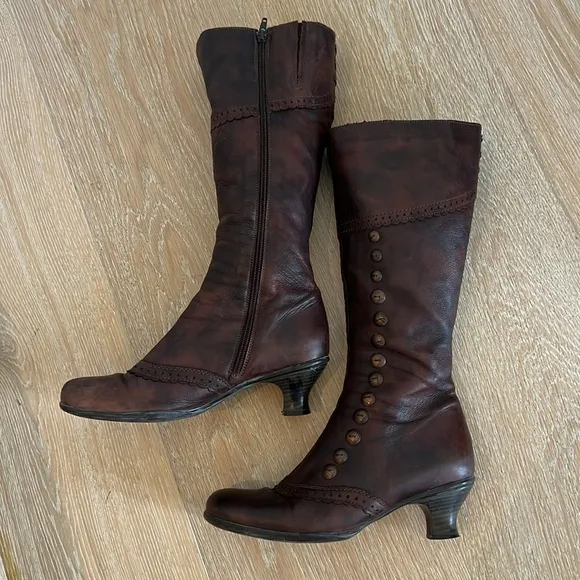 La Canadienne Brown Victorian style Leather Boots 9 1/2 w/custom copper buttons