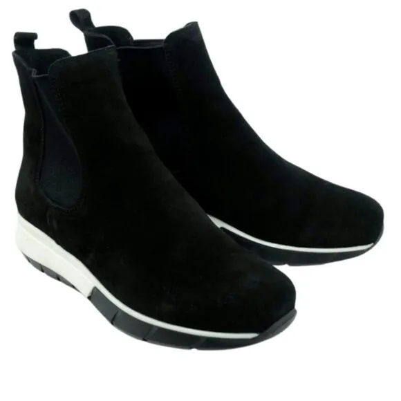LA CANADIENNE~Newport Chelsea~WOMENS BLACK SUEDE ANKLE BOOTIES LIKE NEW SIZE 8.5