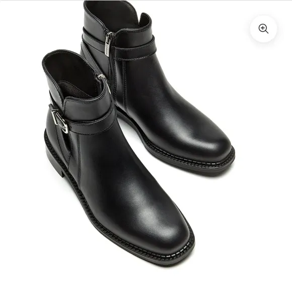 La CanadienneSarah 40MM black Leather Ankle Boots$565 SZ 8 gently used