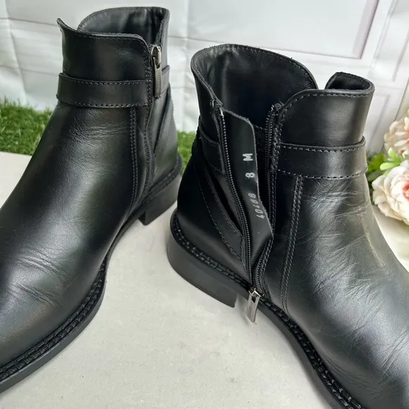 La CanadienneSarah 40MM black Leather Ankle Boots$565 SZ 8 gently used