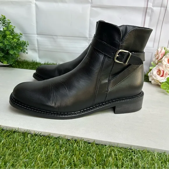 La CanadienneSarah 40MM black Leather Ankle Boots$565 SZ 8 gently used