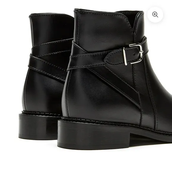 La CanadienneSarah 40MM black Leather Ankle Boots$565 SZ 8 gently used