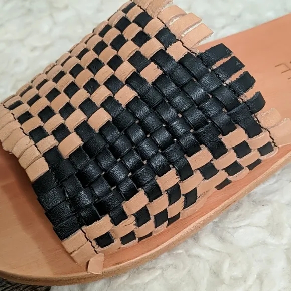 L*SPACE Breaking Waves Leather Sandal ~ NEW IN BOX
